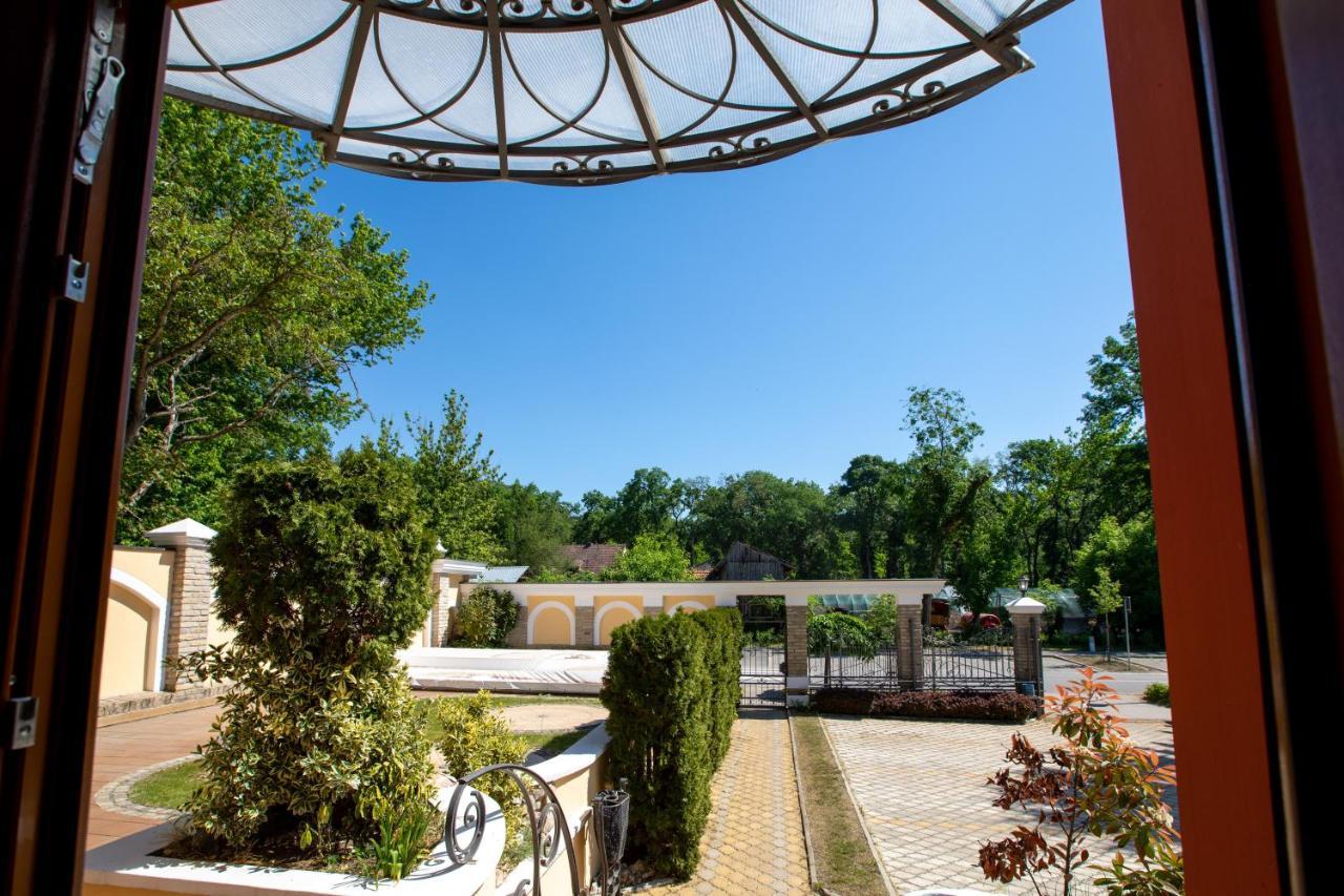 Hotel Vila Lago Palić エクステリア 写真